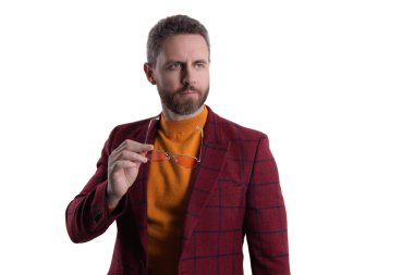 Ceketli ve güneş gözlüklü bir adam. Beyaz ceketli yakışıklı erkek manken. Karizmatik iş adamı resmi ceket giyer. İş gündelik tarzı. İş adamı portresi. Terzi ceketi..