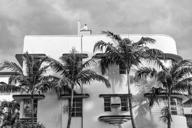 Okyanus yolculuğu. Ocean Drive Florida 'daki Miami Plajı. Art Deco mimarisi. Mimari bina. Art deco. Mimari bölge Art Deco. Miami sahilinin modern binası palmiyelerle çevrili..
