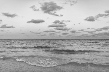 Deniz kıyısında gün doğumu. Denizde dramatik gündoğumu ufku. Günbatımı deniz manzarasında romantik bir yaz tatili. Okyanusta gün batımı. Yaz tatilinde gün batımı deniz manzarası. Deniz meltemi.