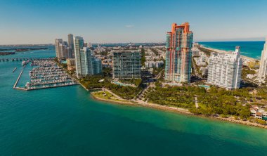 Miami Plajı. Miami Beach City tepeden. Yukarıdan Güney Sahili. Sahil şeridinin insansız hava aracı. Miami kıyılarında gökdelenler var. Miamis görünümünün havadan şehir manzarası