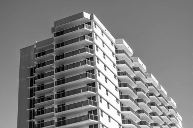 Bina perspektifi. Apartman mimarisi. Konut binasının mimarisi. İkametgah. Modern apartman binası. Mahalledeki mimari bina. Yüksek ölçekli konut kompleksleri.