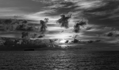 Deniz sahilinde gün batımı, günbatımı gökyüzü ve gemiyle deniz manzarası. Denizin üzerinde deniz manzaralı altın gün doğumu. Doğa konsepti. Güzel bir alacakaranlık. Sabahın erken saatlerinde deniz üzerinde gün doğumu. Akdeniz.