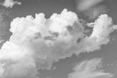 Gökyüzü bulutları. Mavi Cennet ve beyaz bulutlar. Yumuşak güneş ışığıyla beyaz bulutlu cennet. Pastel mavi gökyüzü arka planında bulutlar. Gökyüzü Manzarası Arkaplanı. Gökyüzü Bulutları Duvar Kağıdı.