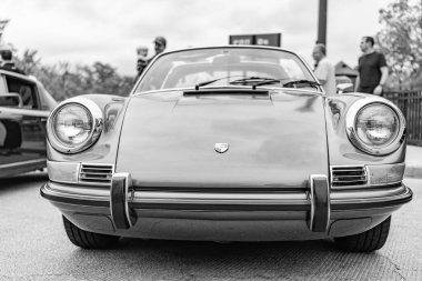 Chicago, Illinois - 29 Eylül, 2024: 1972 Porsche 911T Targa Coupe yolda. Chicago 'da yeşil metalik Porsche 911T Targa