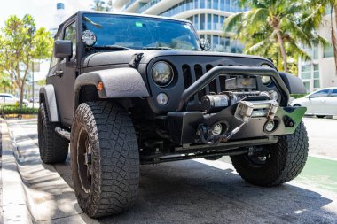 Miami, Florida, ABD - 13 Nisan 2025: SUV Jeep Wrangler. Araba Jeep Wrangler dışarıda park etmiş. Siyah Jeep Wrangler arabası, köşe manzaralı. Jeep Wrangler SUV arabası.
