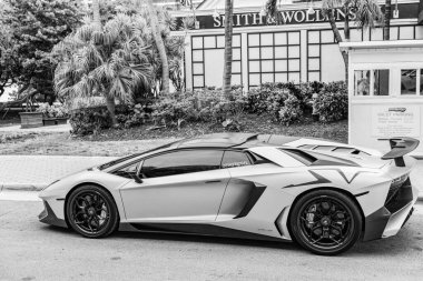 Miami Beach, Florida USA - 9 Haziran 2024 L2022 Lamborghini Aventador LP 780-4 Ultimae Green Miami plajında. Lamborghini lüks bir İtalyan araba üreticisi.