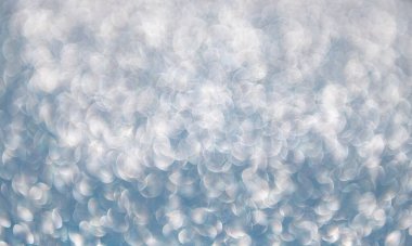 Bokeh 'in pırıl pırıl arka planı. Bulanık odaklı arka plan. Pırıl pırıl bir fon. Parıldayan arka plan. Odaklanamayan ışıltı. Bokeh sahne arkası ışıltısı. Bokeh etkisi. Parıltı parlıyor.