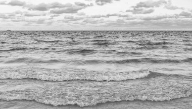 Yaz tatilinde bulutlu gökyüzü ve deniz manzarası. Deniz ufkuyla gökyüzü. Deniz doğarken sakin ufuk manzarası. Deniz manzarasında romantik yaz tatili gündoğumu. Deniz ufku manzarası. Deniz meltemi.