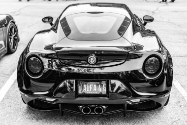 Chicago, Illinois - 29 Eylül 2024: 2015 Alfa Romeo 4C Coupe siyah rengi. P2015 Alfa Romeo 4C Coupe sokağa park etmiş. Arkadan bak. 2015 Alfa Romeo 4C Coupe Chicago 'da