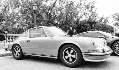 Chicago, Illinois - 29 Eylül 2024 1972 Porsche 911T Coupe sokağa park etti. altın metalik 1972 Porsche 911T Coupe