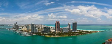 Turkuaz suları olan Miami Sahili Panoraması. Miami siluetinin insansız hava aracı görüntüsü. South Beach 'in en iyi manzarası. Lüks gökdelenleri ve okyanusları olan Miami şehri. Miami 'nin ünlü sahil şeridi manzarası