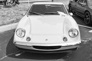 Chicago, Illinois, ABD - 08 Eylül 2024: retro 1969 Lotus Europa çift kameralı spor araba, ön görüş. Üstü açık sarı spor araba. 1969 model Lotus Europa arabası. Klasik 1969 Lotus Europa Chicago 'da