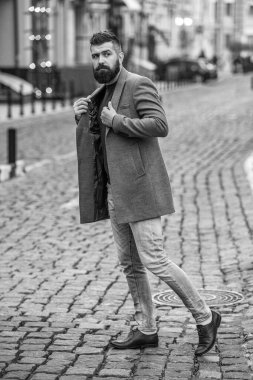 Sakallı adam işe gidiyor. Sokaklarda iş adamıyım. Şehir merkezindeki iş adamı. Tarz sahibi iş adamı caddeden karşıya geçiyor, yaşam tarzı. Şehir tarzı. Şehir sokağı ve şık bir adam. Erkek modeli.