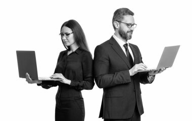 Beyazlar üzerinde izole iş adamları. Çevrimiçi çalışan serbest çalışan biri. Patron ve çalışanı çevrimiçi. Ofisinde dizüstü bilgisayarı olan iş adamları. Uzaktan kumandalı çalışıyor. İş başarısı. Müşteri tabanı.