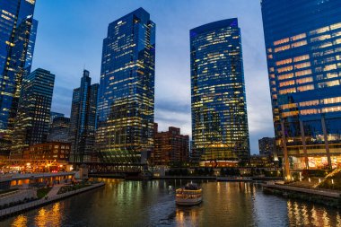 Aydınlatılmış binası olan Chicago şehri. Chicago 'da bir gece. Gökdelen mimarisi. Chicago şehri, Illinois. Gökdelen binasıyla şehir manzarası gecesi. Skyline mimarisi.