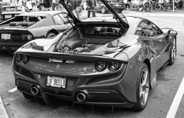 Chicago, Illinois - 29 Eylül 2024: Ferrari F8 Spider veya Haraç kırmızısı. Ferrari F8 Spider ya da Haraççı sokağa park etmiş. Köşeden bak. Lüks Ferrari F8 Örümcek ya da Chicago 'daki haraç