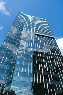 Şehir mimarisi. Ofis binasının mimarisi. Perspektif gökdeleni. Minimalist cam mimarisi. İş gökdeleni binası. Mimari inşaat sektörü. Cam gökdelen cephesi.