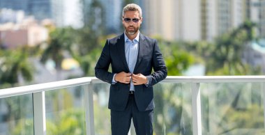 Girişimci başarısı. Üst düzey iş adamı. Başarılı iş adamı lideri. Takım elbiseli hırslı bir işadamı. İş adamı portresi. Başarılı iş ve liderlik..