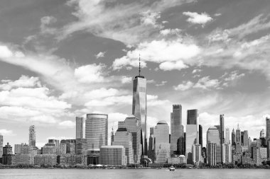 New York, Birleşik Devletler. Aşağı Manhattan silueti. New York, Manhattan 'ın ortasındaki New York şehrinin manzarası. NYC, ABD, Manhattan. New Jersey 'den New York. Manhattan şehir merkezi..