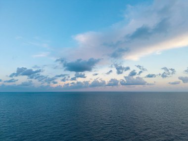 Yaz tatilinde bulutlu gökyüzü ve deniz manzarası. Deniz ufkuyla gökyüzü. Deniz doğası ile sakin bir ufuk. Deniz manzarasında romantik bir yaz tatili. Günbatımı denizi ve deniz manzarası. Deniz ufku manzarası. Geniş ufuk.