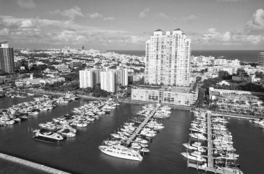 Lüks yatı olan Miami marinası. Yaz tatili. Lüks Güney Sahili marinası. Lüks bir yat. Miami güney sahili manzaralı. Yat kulübü. Marina Miami, Florida 'da. Biscayne Körfezi. Canlı marina.