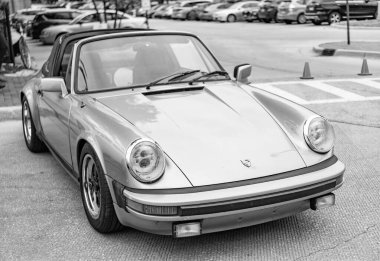 Chicago, Illinois - 29 Eylül 2024 1972 Porsche 911T Coupe yolda. altın metalik 1972 Porsche 911T Coupe.