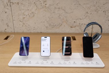 Miami, Florida, ABD - 01 Ekim 2025: iPhone 17 profesyonel maksimum. Akıllı telefon Apple 'ı olan dijital cihaz mağazası. iPhone 'lu Apple Mağazası. Telefonun açık. iPhone 17 Maksimum Pro Sunumu.