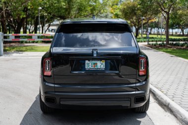 Miami, Florida, ABD - 08 Nisan 2025: Car Rolls-Royce Cullinan Black Rozeti dışarıda park halinde. Siyah araba, nadir bir manzara. 2023 Rolls Royce Cullinan lüks SUV arabası. Lüks SUV arabası Rolls Royce Cullinan.