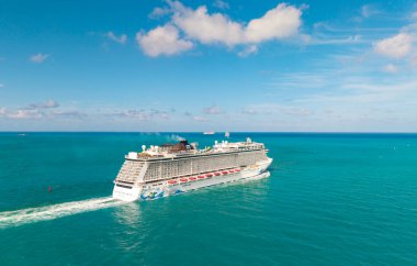 Miami, Florida, ABD - 11 Mayıs 2025: Norveç Kaçış Gemisi Yolculuğu. Yaz tatilinde gemi turu. NCL. Norveç yolcu gemisi. Gemi turu ve deniz seyahati. Gemi Miami sahil limanından ayrılıyor..
