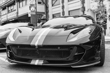 Chicago, Illinois - 29 Eylül 2024 Ferrari 812GTS Yarışma Mavisi. Ferrari 812GTS Yarışmacısı sokağa park etmiş. Köşeden bak. Lüks Ferrari 812GTS Chicago Rekabetçiliği