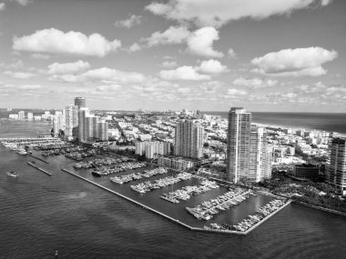 Miami güney sahili manzaralı. Yat kulübü. Marina Miami, Florida 'da. Lüks yatlar. Lüks yatı olan Miami marinası. Yaz tatili. Lüks Güney Sahili marinası. Lüks bir yat. Özel yat limanı kayıyor..
