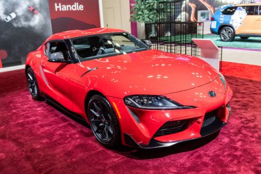 New York City, ABD - 27 Mart 2024: Auto Show 2024. 2020 Toyota GR SUPRA arabası. Toyota GR SUPRA spor arabası. Toyota GR SUPRA iki kapılı coupe aracı. Belirginlik kırmızı renk, köşe görünümü.