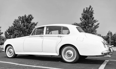 Chicago, Illinois, ABD - 08 Eylül 2024 Rolls Royce Silver Cloud III, köşe manzaralı araç. Retro klasik araba. Rolls Royce Gümüş Bulut arabası. Chicago 'da Rolls Royce Gümüş Bulut