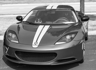 Chicago, Illinois, ABD - 08 Eylül 2024: 2005 Lotus Evora GT spor araba, köşe manzaralı. Yeşil metalik spor yara izi. Modern 2021 Lotus Evora GT arabası. 2021 Lotus Evora GT Chicago 'da