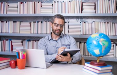 Kitapçıda öğretmen. Okul eğitimi. Öğretmenim sınıfta not alıyor. İspanyol öğretmenle eğitim. Milenyel öğretmenlik eğitimi. Sınıfta ders veren adam. Öğretmenler günü. Okula geri dön..