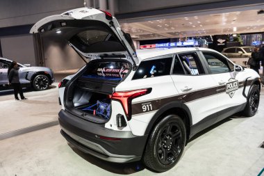 New York City, ABD - 27 Mart 2024: Auto Show 2024. Chevrolet Blazer EV elektrikli polis arabası. Chevrolet Blazer EV orta boy SUV araba. Elektrikli Chevrolet Blazer EV spor arabası beyaz renk, köşe görünümü.