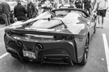 Chicago, Illinois - 29 Eylül 2024 Ferrari sf90 stradale sarı renk. Ferrari SF90 Stradale sokağa park etmiş. Arkadan bak. Lüks Ferrari sf90 Stradale Chicago 'da