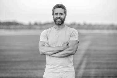 Çiftçi tarlada mutlu. İspanyol çiftçi tarla hasadını kontrol ediyor. Tarımcı çiftçi adam. Ürün koruması. Tarım çiftliği. Buğday tarlasında çiftçi. Hasat ve çiftçilik..