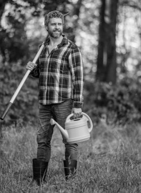 Bahar çiftliğindeki çiftçi. İnsan kürekle ağaç diker. Bahçe aleti. Bitki ekme ve yetiştirme. Bahar çiftçiliği. Ağaç dikiyorum. Bahçıvanlık ve tarım. Kürekli İspanyol çiftçi.