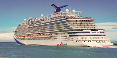 Miami, Florida, ABD - 9 Haziran 2024: Karnaval Horizon yolcu gemisi yolculuğu. Yaz tatilinde gemi turu. Karnaval yolcu gemisi. Gemi turu ve deniz seyahati. Gemi Miami sahil limanından ayrılıyor..