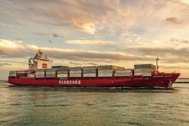 Miami, Florida, ABD - 3 Ocak 2025: Kargo gemisine yüklenen konteynır. İnsansız hava aracı kargo gemisi limana giriyor. Konteyner gemisi. Kargo gemisi Seaboard Genesis ve konteynır Miami 'de.