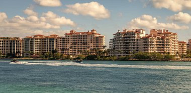 Yaz tatili. Fisher Adası Binası. Lüks motorlu tekne yatı. Yat marinaya gidiyor. Tekne ve yat gezisi. Lüks bir hayat. Fisher Adası 'ndaki lüks konut yatında..