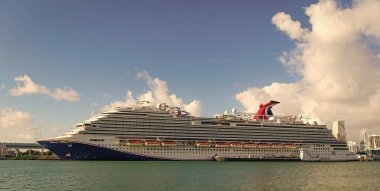 Miami, Florida, ABD - 03 Kasım 2024: Gemi turu ve deniz yolculuğu. Miami sahil limanında gemi. Karnaval Horizon yolcu gemisi yolculuğu. Yaz tatilinde gemi turu. Karnaval Gemi Gemisi.