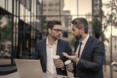 Dizüstü bilgisayarda çalışan adamlar. Çevrimiçi çalışan iş adamları. Dizüstü bilgisayarlı iş adamları. Çalışıyorum. İş adamları e-postaları kontrol ediyor. İş adamları dışarıda serbest çalışıyor. İnternette iş. Yeni proje.