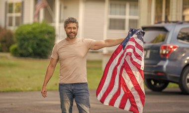 Ulusal bayrak. Bağımsızlık Günü. Bağımsızlık Günü için Amerikan Bayrağı ya da 4 Temmuz. Adam Amerikan bayrağını dışarıda tutuyor. Vatanseverlik sembolü olan bir vatansever. Amerikan bağımsızlığı. Özgürlük Günü.