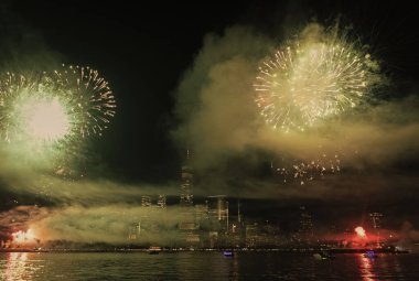 New York Manhattan havai fişekleri arifesinde. Manhattan 'da havai fişekler. New York 4 Temmuz Havai fişekleri. Flashing Fireworks ile New York City Skyline Manhattan. Bağımsızlık Günü