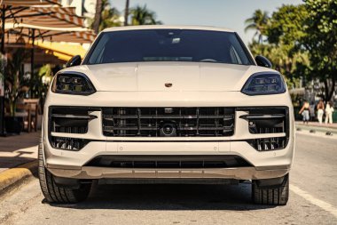 Miami, Florida, ABD - 06 Aralık 2024: 2025 Porsche Cayenne spor arazi aracı. Porsche Cayenne 'in lüks arabası. Porsche Cayenne 'in arabası dışarıda park edilmiş. Porsche Cayenne, köşe manzaralı..