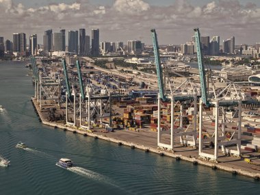 Miami, Florida - 4 Şubat 2025: nakliye konteynırı, deniz. Kargo konteynırlı Miami hava limanı. Deniz taşımacılığı. Miami Limanı. Miami 'deki kargo konteynırı, hava manzaralı. Lojistik Merkez.