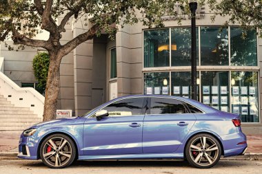 Miami, Florida, ABD - 05 Aralık 2024 Audi RS3 Sport Hatchback otomobili. Audi RS3 'ün lüks arabası. Audi RS3 'ün arabası dışarıda park edilmiş. Audi RS3 mavi renk, kenar görünüm.