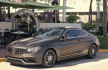 Miami, Florida, ABD - 06 Aralık 2024 Mercedes Benz C 2023 arabası. Mercedes Benz C tipi lüks bir araba. Mercedes Benz 'in arabası dışarıda park edilmiş. Mercedes Benz C, ön manzara..